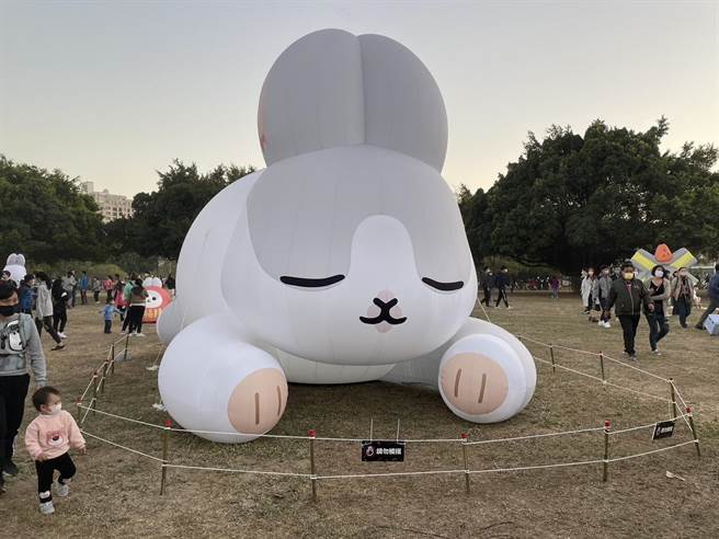 高雄灯会开幕首日，已有许多亲子、游客到灯会展区与「ㄇㄚˊ几兔」水陆双主灯及其他可爱动物造型充气装置拍照。（洪浩轩摄）