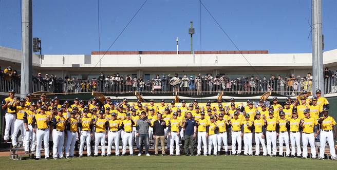 中信兄弟春训开训典礼26日举行，全体球员在场内合影留念。（范扬光摄）