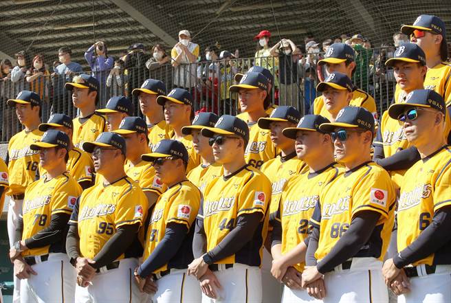 中信兄弟春训开训典礼26日举行，上百名各地球迷前来共襄盛举。（范扬光摄）