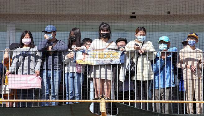 中信兄弟春训开训典礼26日举行，大批各地球迷前来加油。（范扬光摄）