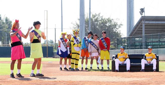 中信兄弟春训开训典礼26日举行，新进球员在菜鸟日活动中变装搞笑。（范扬光摄）