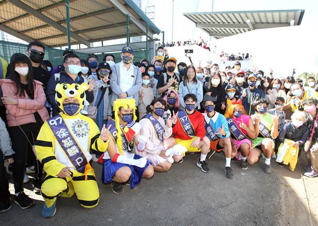 中信兄弟春训开训典礼26日举行，新进球员化身动漫角色与球迷合影留念。（范扬光摄）