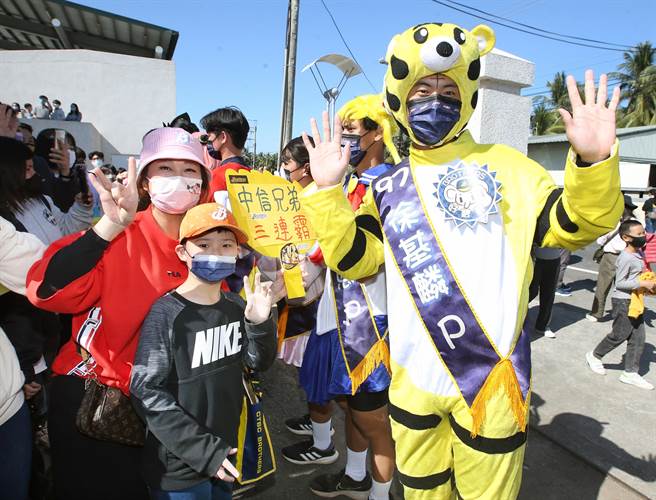 中信兄弟春训开训典礼26日举行，新进球员徐基麟（右）化身巧虎与球迷合影留念。（范扬光摄）