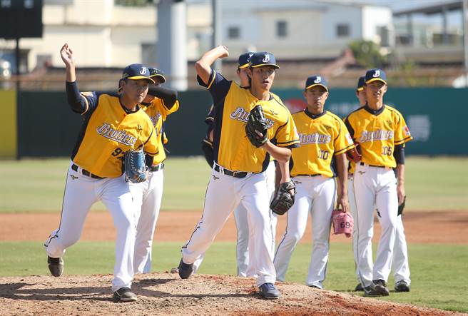 中信兄弟春训开训典礼26日举行，典礼结束后球员随即开始训练。（范扬光摄）