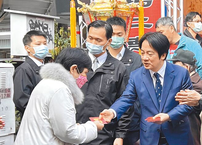 總統府昨證實由前副總統陳建仁接任閣揆，可預見蔡英文總統的意志將直接進入內閣運作，這對有志參選2024總統大選的副總統賴清德可謂難關重重。圖為副總統賴清德（右）大年初四到台中萬春宮發送福袋小紅包。（林欣儀攝）