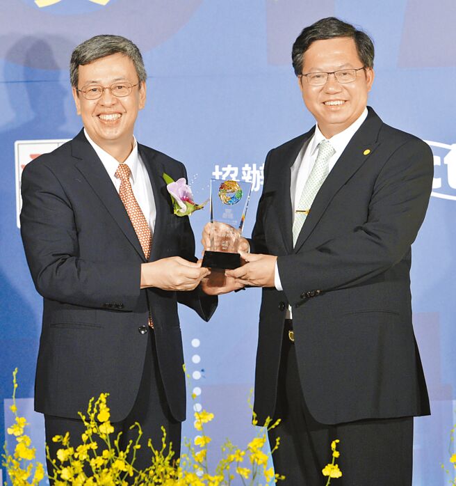 中研院院士、前副總統陳建仁（左）確定出任閣揆，副閣揆外傳將由前桃園市長鄭文燦（右）接任，「仁燦配」成形。（本報資料照片）