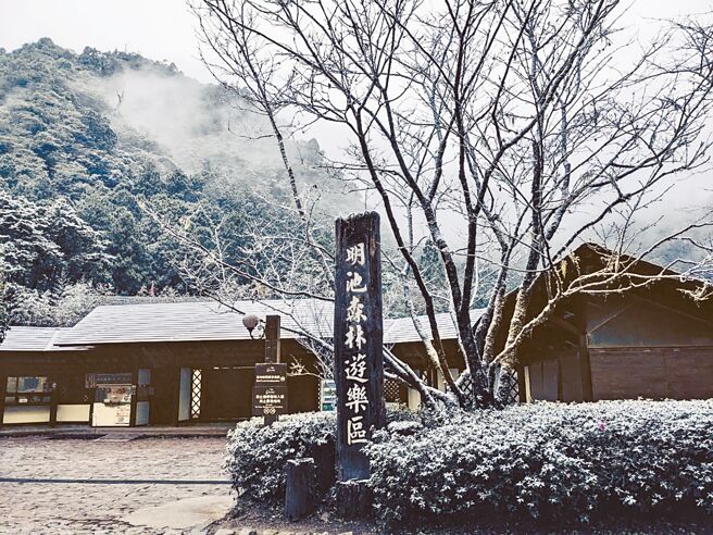 受寒流影响，海拔约1200公尺的宜兰明池森林游乐区25日交错降下冰霰与雪花，地面与山庄小木屋屋顶都成雪白美景。（中央社）