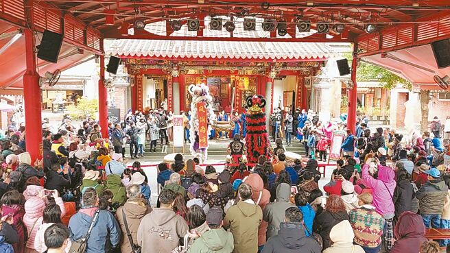 宜蘭傳統藝術園區25日舉辦傳統三獻禮儀式，迎接文昌帝君、工藝祖師爺、戲曲祖師爺等神明返回傳藝文昌祠，現場吸引滿滿觀禮人潮。（全聯善美的文化藝術基金會提供／吳佩蓉宜蘭傳真）