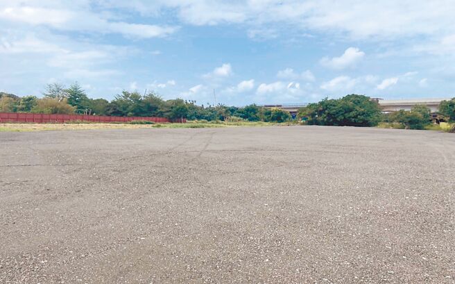 桃园市政府因应边境解封，去年10月于机场捷运A11坑口站等3处车站专用区设置临时停车场，都已完成整地，待招标后即能对外营运。（蔡依珍摄）