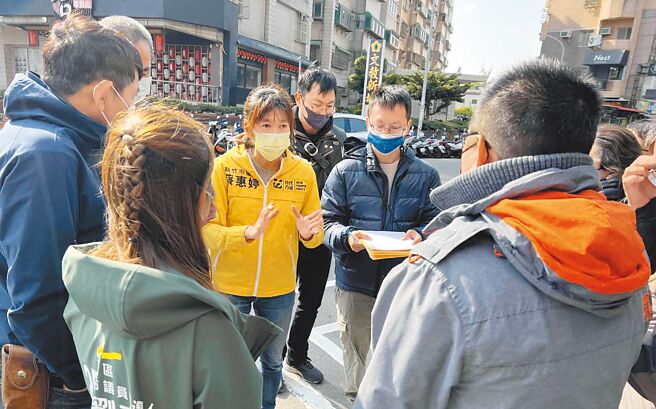 新竹市外送員向民代陳情，希望增設專屬停車格解決停車問題，包括外送員、里長、議員及相關局處，在清大夜市周邊辦理會勘。（蔡惠婷提供／王惠慧新竹傳真）