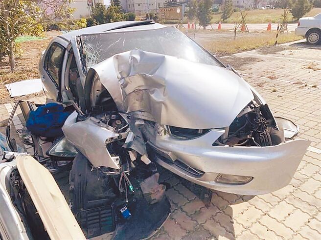 台中陈姓男子过年载着一家3口偕同2名友人出游，不慎自撞路边电线杆，座车几乎面目全非，车头毁损严重。（民眾提供／吴敏菁彰化传真）