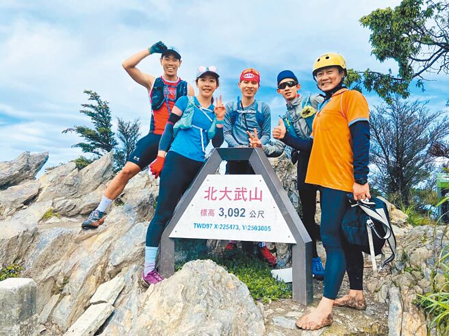 桧谷山庄管理员吴德发（右一）以全程赤脚登顶闻名，山径上救人无数，长期在脸书写文、拍影片宣导正确登山观念。（取自屏东林区管理处北大武山资讯站脸书专页／袁庭尧高雄传真）