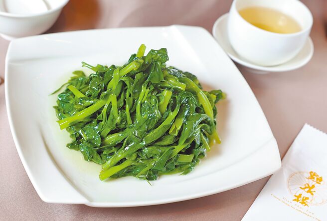 2.每餐吃足够量的青菜可以帮助健康饮食，此为「点水楼」的清炒豆苗。（陈俊吉摄）