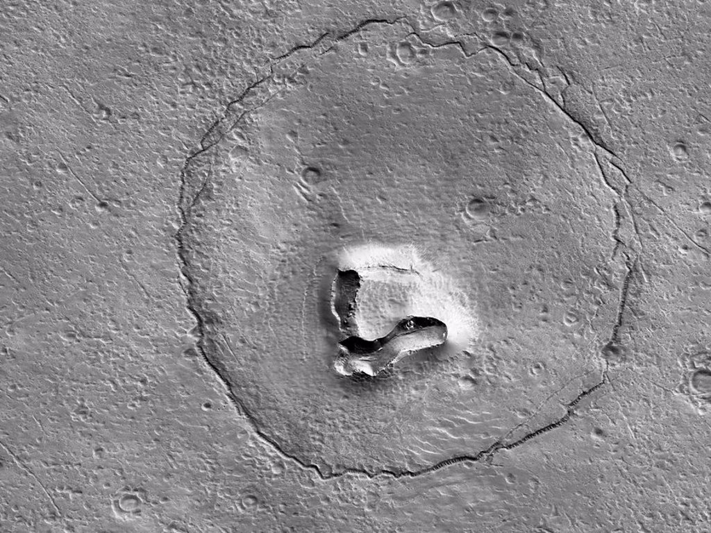 Hi-RISE卫星拍摄了一张火星熊脸。图/Hi-RISE(photo:ChinaTimes)