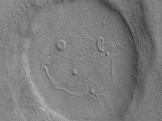 2015年，火星偵查軌道衛星(Mars Reconnaissance Orbiter)拍攝到的「火星笑臉」，看起來很淘氣。(圖/NASA)