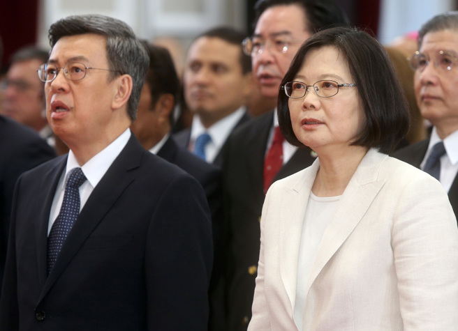 总统蔡英文（右）宣布陈建仁（左）接任行政院院长。（资料照片）
