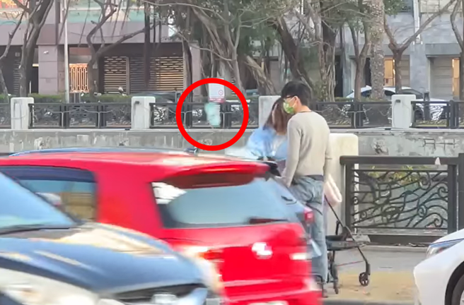 安平運河旁路邊23日發生一對情侶當街扭打，女方疑似不滿男友找車位太久，下車後氣到拿寶特瓶砸車，男方當場暴怒扯對方衣領，還把對方推倒在地。（翻攝自臉書「台南大小事」）