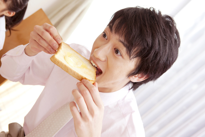 物价飞涨，不少人努力省钱生活。（图／shutterstock）