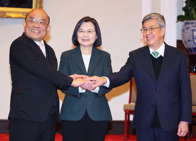 为了洗清选前黑道治国、黑金疑云、候选人道德、不伦问题，这次蔡英文内阁大换血，换上形象清新，学术地位崇高的陈建仁，试图想要「洗白」的考量。（张铠乙摄）