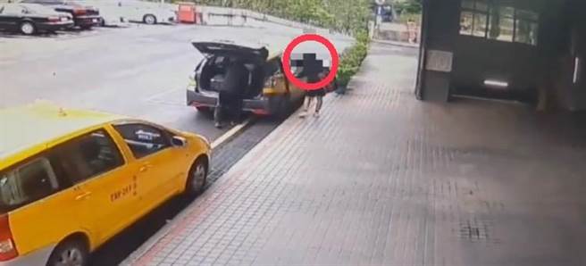 少女变装后到礁溪站下车，搭计程车离去，警方锁定后以车追人，结束虚惊。（铁警提供／王志伟花莲传真）