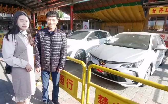 王俊昇擲11個聖筊贏得轎車，偕女友欣喜領大獎。（廖素慧攝）