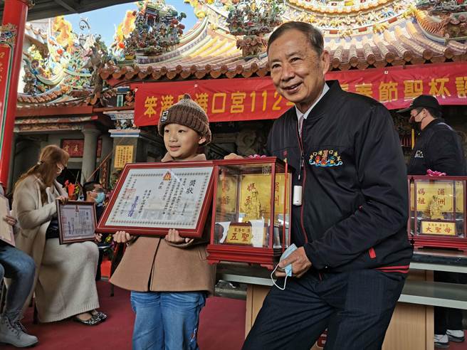 李姓男童擲到獲得金媽祖，東石港口宮頒獎。（廖素慧攝）