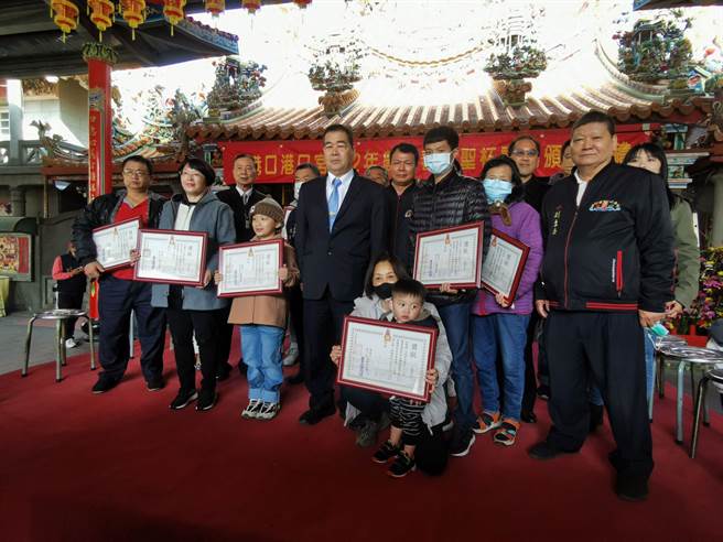 嘉義縣東石港口宮春節擲筊比賽，今天頒獎給所有得獎人，喜氣洋洋。（廖素慧攝）