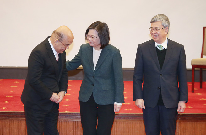 蔡英文總統（中）27日在總統府舉行記者會，宣布由前副總統陳建仁（右）接任行政院長，並拍拍蘇貞昌（左）的臂膀，感謝他在4年前最艱難時刻扛起院長重擔。（姚志平攝）