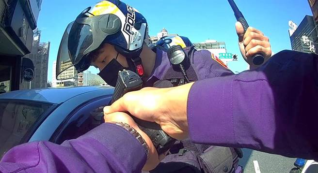 林姓毒品通緝犯駕車被警二分局中正派出所員警攔查。（讀者提供／洪榮志台南傳真）