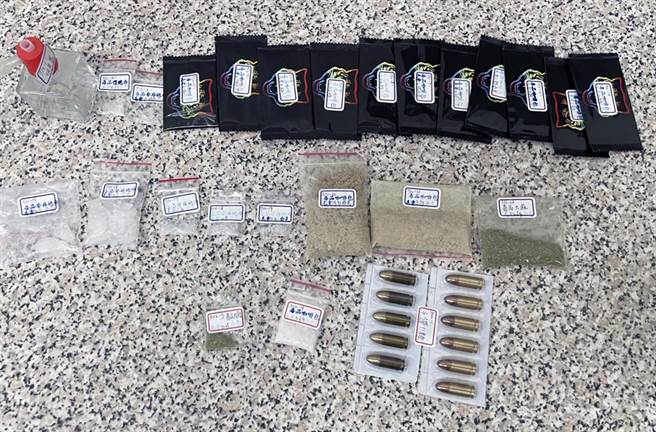 警方起獲的毒品及槍彈。（讀者提供／洪榮志台南傳真）