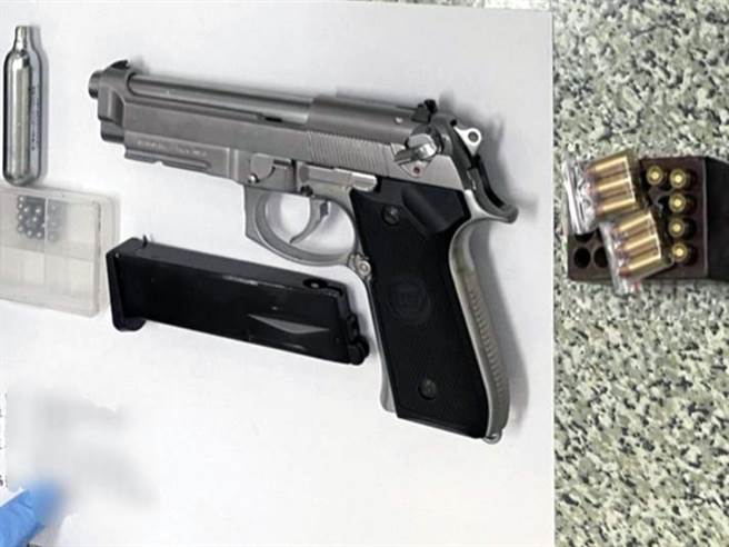 警方起獲的毒品及槍彈。（讀者提供／洪榮志台南傳真）