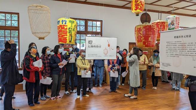 「灯，信仰的指引」工艺特展27日起在市定古蹟新竹少年刑务所演武场登场，现场提供导览服务。（新竹市政府提供／王惠慧新竹传真）