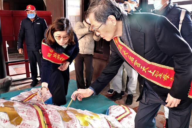 慧洋海运总裁蓝俊升在大年初6到澎湖天后宫，捐赠重达8800斤的大米包龟，并举行开光点睛仪式。（张茂雄摄）