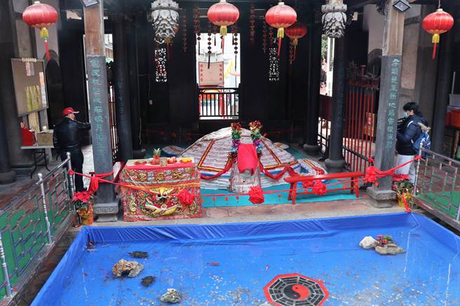 这只重达8800斤的米包龟等元宵过后将全数分送给有需要的人，而庙方精心设计的许愿池、平安桥也吸引许多民眾前往祈福、拜拜。（张茂雄摄）