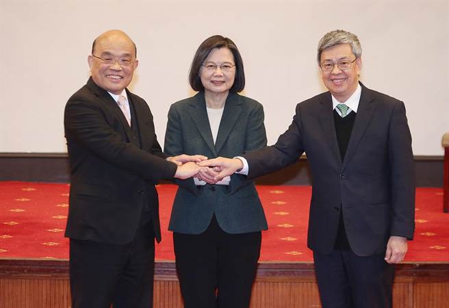 蔡英文总统（中）27日上午宣布由前副总统陈建仁（右）接棒行政院长苏贞昌（左）组成新内阁。（姚志平摄）
