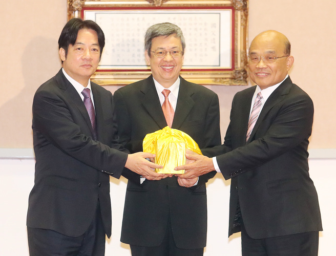 圖為2019年1月14日，時任副總統陳建仁（中）監交下，卸任賴清德院長（左）將印信交給新任行政院長蘇貞昌（右）手中。（資料照,陳怡誠攝）