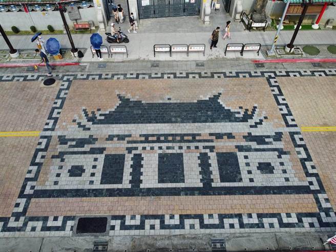 除考量鋪面耐久性，此次也將鋪面結合龍山寺廟宇意象造型，營造整體街道景觀。（台北市新工處提供／李奇叡台北傳真）