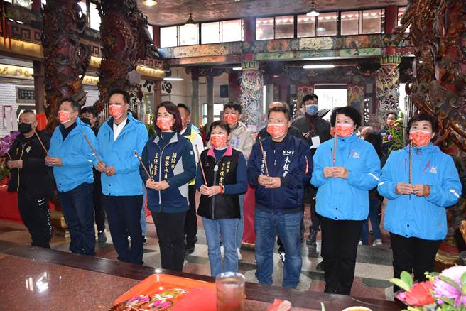 苗栗（火旁）龙系列活动27日正式在头份市永贞宫登场，苗栗县副议长张淑芬、苗栗市长邱镇军、头份市长罗雪珠等共同上香敬拜妈祖祈福。（谢明俊摄）