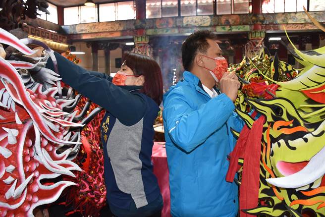 苗栗（火旁）龙系列活动27日正式在头份市永贞宫登场，苗栗县副议长张淑芬、苗栗市长邱镇军替祥龙绑红。（谢明俊摄）