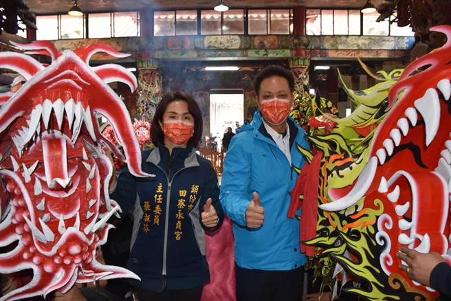 苗栗（火旁）龙系列活动27日正式在头份市永贞宫登场，苗栗县副议长张淑芬、苗栗市长邱镇军替祥龙绑红。（谢明俊摄）