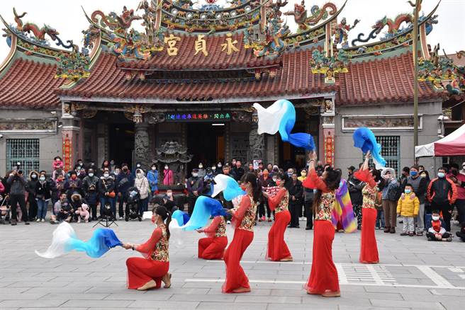 苗栗（火旁）龙25周年系列活动27日正式在头份市永贞宫登场，邱可芬舞团表演。（谢明俊摄）。（谢明俊摄）