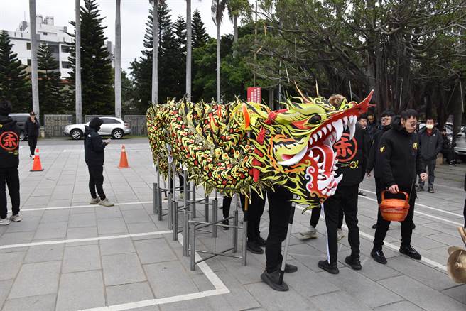 苗栗（火旁）龙25周年系列活动27日正式在头份市永贞宫登场，禾丰龙队将在头份市区展开巡庄。（谢明俊摄）