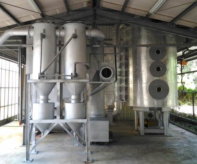 新竹林管處與中興大學簽定合作協議，將利用興大設計爐具再利用林業廢棄材。（新竹林管處提供／謝明俊苗栗傳真）