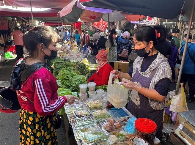 透过高雄市社会局志工的帮助，让阿珍可以重新回到市场做生意养家。（高雄市社会局提供／林瑞益高雄传真）