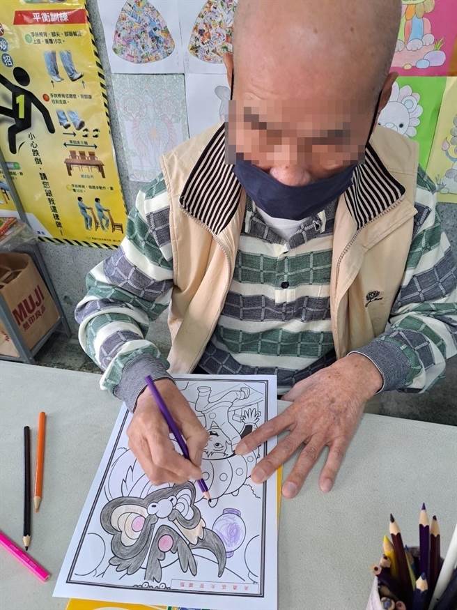 阿珍的先生在失智社区服务据点参加绘画课程。（高雄市社会局提供／林瑞益高雄传真）
