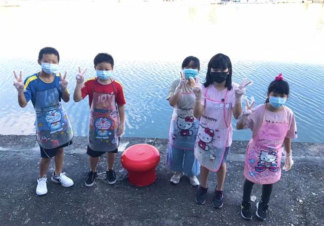 高雄市汕尾国小学童替汕尾渔港彩绘「繫绳墩」。（高市教育局提供／杨舒婷高雄传真）