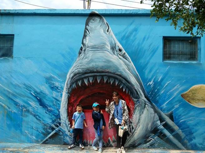 高雄市汕尾国小师生替汕尾社区内增添了30多面的创意彩绘墙。（高市教育局提供／杨舒婷高雄传真）