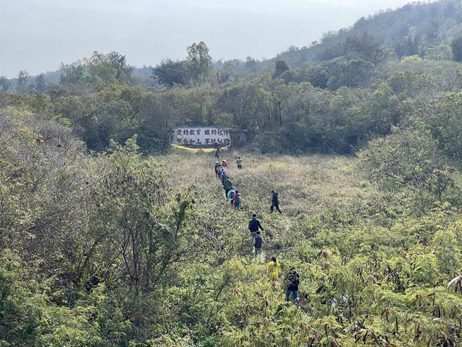 「烈嶼戰地秘境巡禮」帶民眾深入小金門山林探訪戰役史蹟，度過充滿知性的新春假期。(圖／金管處提供)