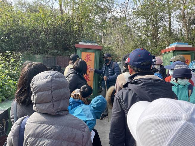 透過專業講師的導覽，民眾可與地區的人文資產、戰役史蹟零距離的接觸。(圖／金管處提供)