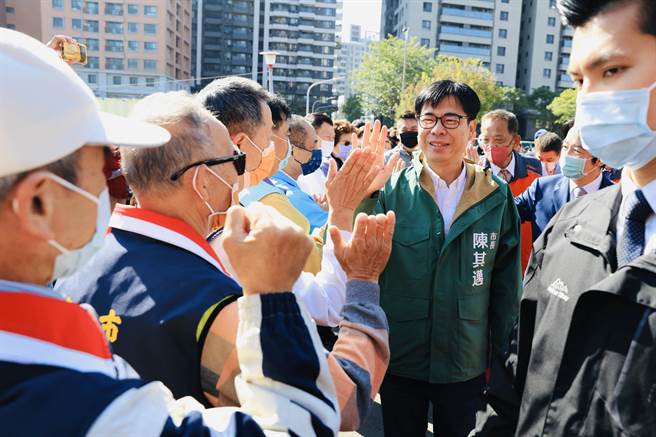 高雄市长陈其迈在脸书上发文感谢前行政院长苏贞昌4年来没日没夜地承担任务，并打下坚实的基础，而陈建仁将稳健迈向新的方向。（高市府新闻局提供／洪浩轩高雄传真）